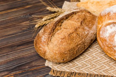 Ev yapımı doğal ekmek. Arkaplan olarak taze ekmeğin farklı türleri, kopya alanı ile perspektif.