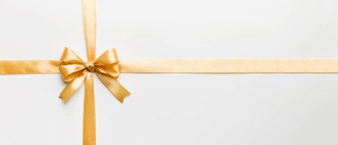 Altın kurdelenin üst görüntüsü yuvarlandı ve sarıyay renkli arka planda izole edildi. Kopyalama alanı olan düz.