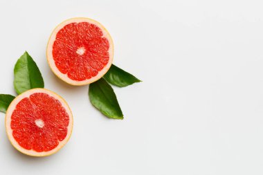 Renkli arka planda sulu greyfurt dilimli taze meyve greyfurdu. Üst Manzara. Uzayı kopyala yaratıcı yaz konsepti. Minimum düzlükte turunçgillerin yarısı kopyalama alanı ile yatar.