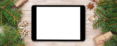 Dijital tablet rustik Noel ahşap arka plan dekorasyon için app sunma ile sahte. kopya alanı ile üstten görünüm.
