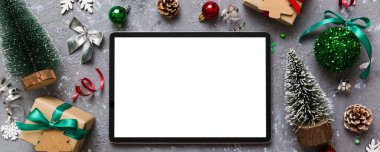 Yeni yıl dekorasyonu ve şenlik dekorasyonlarından oluşan boş Noel arkaplanının en üst görüntüsü. Yeni yıl tatili konsepti. Model.