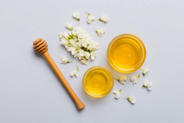 Akasya çiçekli ve yapraklı bal kavanozu. Taze bal üst görünüm düz yatıyordu.