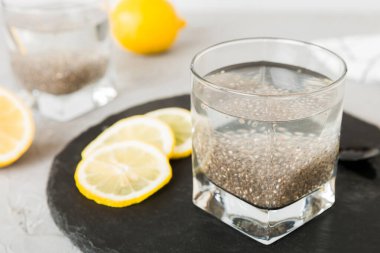 Sağlıklı kahvaltı ya da sabah chia tohumu ve limon, vejetaryen yiyecekler, diyet ve sağlık konsepti. Limonlu Chia pudingi.