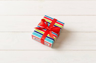 Paketlenmiş Noel ya da renkli kurdeleli kağıda sarılmış el yapımı diğer tatil hediyeleri. Hediye kutusu, hediye süslemesi, kopya alanı ile üst görünüm.