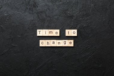 Tahta blokta yazan kelimeyi değiştirme zamanı. Masadaki metni değiştirme zamanı, konsept.