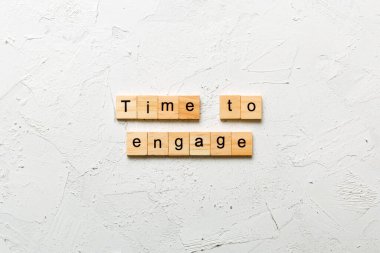 Tahta blokta yazılı kelimeleri kullanma zamanı. Metni masa, konsept üzerine bağlama zamanı.