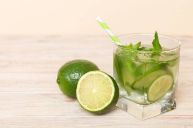 Mojito kokteyli. Limonlu, limonlu ve naneli mojito kokteylini uzun bir bardakta sopayla tazeliyorum..