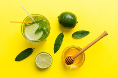 Caipirinha, Mojito kokteyli, limonlu votka veya soda, masa arkasında nane ve saman. Naneli, limonlu, cam manzaralı, ferahlatıcı bir içecek..