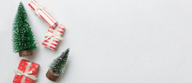 Yeni yıl kompozisyonu. Hediye kutularıyla Noel dekorasyonu. Kopyalama alanı olan üst görünüm.