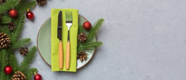 Noel süsleri, tabaklar, inekler, çatallar ve kaşıklarla Noel sofrası. Noel tatili geçmişi. Üst görünüm.