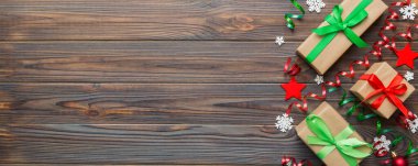 Renkli kağıda sarılı ve renkli arka planda konfetiyle süslenmiş hediye kutularıyla tatil dairesi yatıyordu. Noel, Doğum günü, Sevgililer Günü ve satış konsepti, üst manzara.