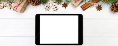 Dijital tablet kadar app tanıtımı için rustik Noel ahşap arka plan süslemeleri ile alay. kopya alanı ile üstten görünüm.