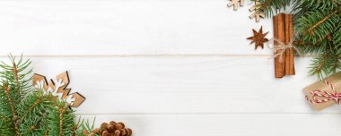 Noel köknar ağacı ve hediye kutusu ahşap masa üzerinde arka plan. Tasarımınız için kopya alanı ile üstten görünüm.