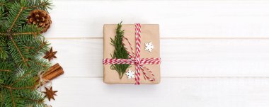 Noel köknar ağacı ve hediye kutusu ahşap masa üzerinde arka plan. Tasarımınız için kopya alanı ile üstten görünüm.
