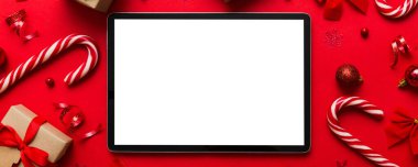 Yeni yıl dekorasyonu ve şenlik dekorasyonlarından oluşan boş Noel arkaplanının en üst görüntüsü. Yeni yıl tatili konsepti. Model.