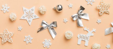 Yeni yıl kompozisyonu: Beyaz Noel kar taneleri. Çam kozalaklı Noel dekoru. Kopyalama alanı olan üst görünüm.