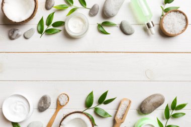 Hindistan cevizi yağı dolu kavanozlar ve renkli arka planda kozmetik kremi. Üst Manzara. Metnin için boş yer. Doğal spa Hindistan cevizi kozmetik ve organik tedavi konsepti Hindistan cevizi spa bileşimi.