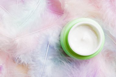 Spa kozmetik ürünleri, krem şişeleri, markalaşma modelleri, tüylü üst manzara. Düz yatıyordu.