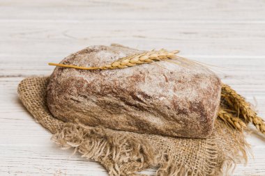 Peçetenin üstünde taze taze taze ekmek, üst manzara. Sağlıklı mayasız ekmek. Fransız ekmeği. Üst görünüm Fırın ürünleri.