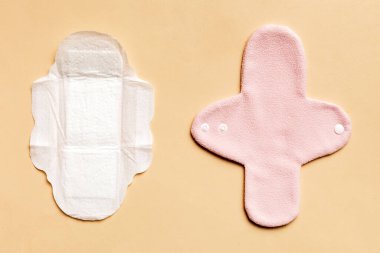 Renkli, parlak, yeniden kullanılabilir adet pedleri. sıfır atık kadın dönemi konsepti kopya alanı ile üst görünüm.