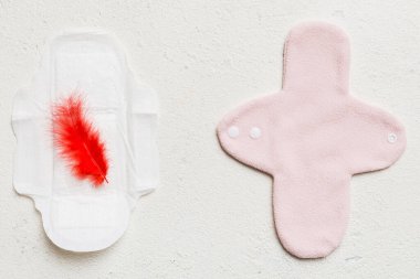 Renkli, parlak, yeniden kullanılabilir adet pedleri. sıfır atık kadın dönemi konsepti kopya alanı ile üst görünüm.