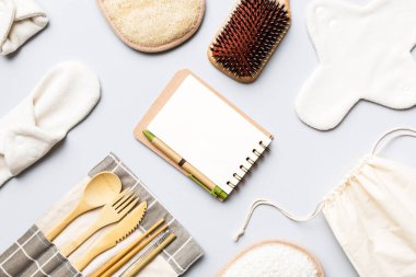 Sıfır atık. Çevre dostu günlük aksesuarlar. en üstteki görünüm.