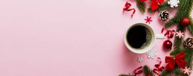 Seramik bir fincanda nefis bir sabah kahvesi içinde küçük hediyeler, süsler ve xmas oyuncakları. Bir fincan kahve ve yeni yıl oyuncakları..