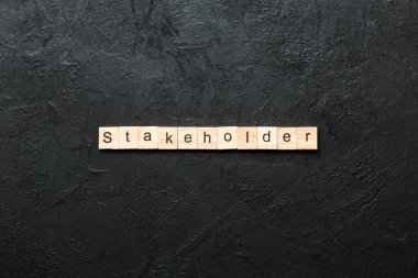 Tahta blokta hissedar sözü yazıyor. Paylaşımcı metin desing için çimento tablo üzerinde konsept.