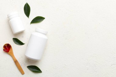 farklı ilaçlar ve ilaç şişesi sağlık hizmeti ve tıbbi destek hapları. Vitamin hapları. Masa arkasında renkli haplar olan bir şişe. Multivitaminler.