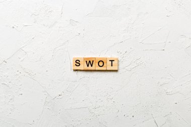 Tahta blokta zekice yazılmış bir kelime. masadaki swot metin, konsept.