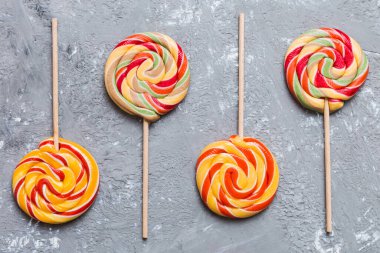 Renkli arka planda renkli lolipoplar. Yaz kavramı. Parti Mutlu Yıllar ya da Minimalist Kavram.