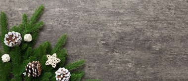 Noel arkaplanı, köknar dalları ve Noel süslemeleri. Üst görünüm, metin için boşluk kopyala.