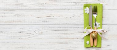 Bıçak, peçete ve çatalla kurulmuş bir Noel masası. Kopyalama alanı olan tatiller yeni yıl arkaplanı.