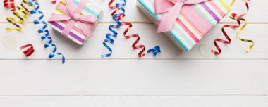 Renkli kağıda sarılı ve renkli arka planda konfetiyle süslenmiş hediye kutularıyla tatil dairesi yatıyordu. Noel, Doğum günü, Sevgililer Günü ve satış konsepti, üst manzara.