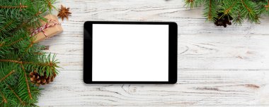 Dijital tablet kadar app tanıtımı için rustik Noel ahşap arka plan süslemeleri ile alay. kopya alanı ile üstten görünüm.