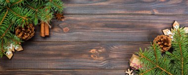 Noel köknar ağacı ve hediye kutusu ahşap masa üzerinde arka plan. Tasarımınız için kopya alanı ile üstten görünüm.