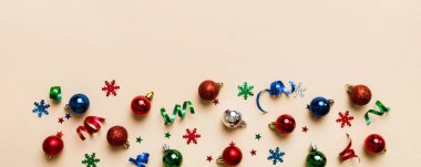 Christmas composition. a pattern of christmas balls on colored background. Flat lay, top view New year decor.