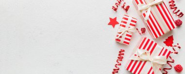 Renkli kağıda sarılı ve renkli arka planda konfetiyle süslenmiş hediye kutularıyla tatil dairesi yatıyordu. Noel, Doğum günü, Sevgililer Günü ve satış konsepti, üst manzara.