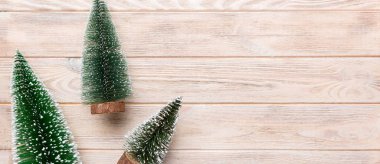 Renkli arka planda noel ağaçları olan düz kompozisyon. Kopyalama alanı olan üst görünüm.