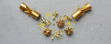 Renkli arka planda parlak konfetileri olan Noel krakerleri, üst görünüm, boşluk kopyala.
