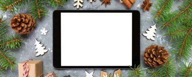 Rustik Noel gri çimento arka plan dekorasyon için app sunma ile alay kadar dijital tablet. kopya alanı ile üstten görünüm.