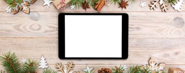 Dijital tablet rustik Noel ahşap arka plan dekorasyon için app sunma ile sahte. kopya alanı ile üstten görünüm.