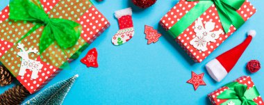 Mavi arka plandaki Noel süslemelerinin en üst görüntüsü. Fotokopi alanı olan yeni yıl tatili kavramı.