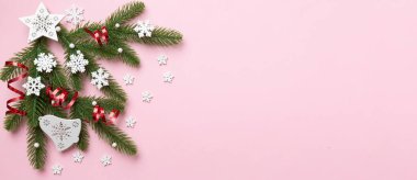 Noel arkaplanı, köknar dalları ve Noel süslemeleri. Üst görünüm, metin için boşluk kopyala.
