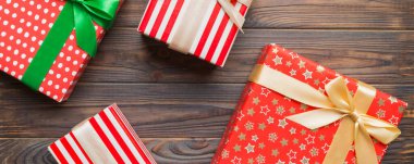 Masada renkli kağıtlarla süslenmiş bir sürü Noel hediyesi kutusu var. Birçok hediye var..