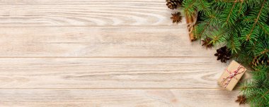 hediye da tarçın sopa, Anason yıldız, çam kozalakları ve çam dalları ahşap masa üzerinde. Üstten görünüm. Noel hediyeleri woodan tarzı.