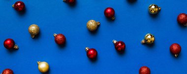 Christmas composition. a pattern of christmas balls on colored background. Flat lay, top view New year decor.