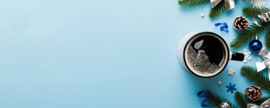 Seramik bir fincanda nefis bir sabah kahvesi içinde küçük hediyeler, süsler ve xmas oyuncakları. Bir fincan kahve ve yeni yıl oyuncakları..