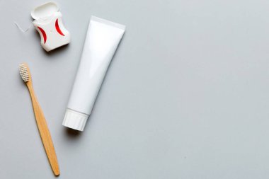 Renkli arka planda kopyalama alanı olan diş macunu ve üst görünümü. Düz yatıyordu. Diş hijyeni. Hafif arka planda ağız bakım ürünleri. Vücut bakımı kavramı.