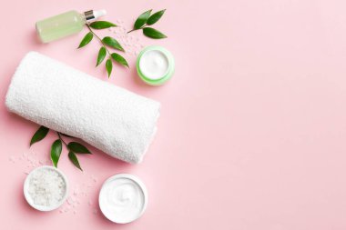 Hindistan cevizi yağı dolu kavanozlar ve renkli arka planda kozmetik kremi. Üst Manzara. Metnin için boş yer. Doğal spa Hindistan cevizi kozmetik ve organik tedavi konsepti Hindistan cevizi spa bileşimi.